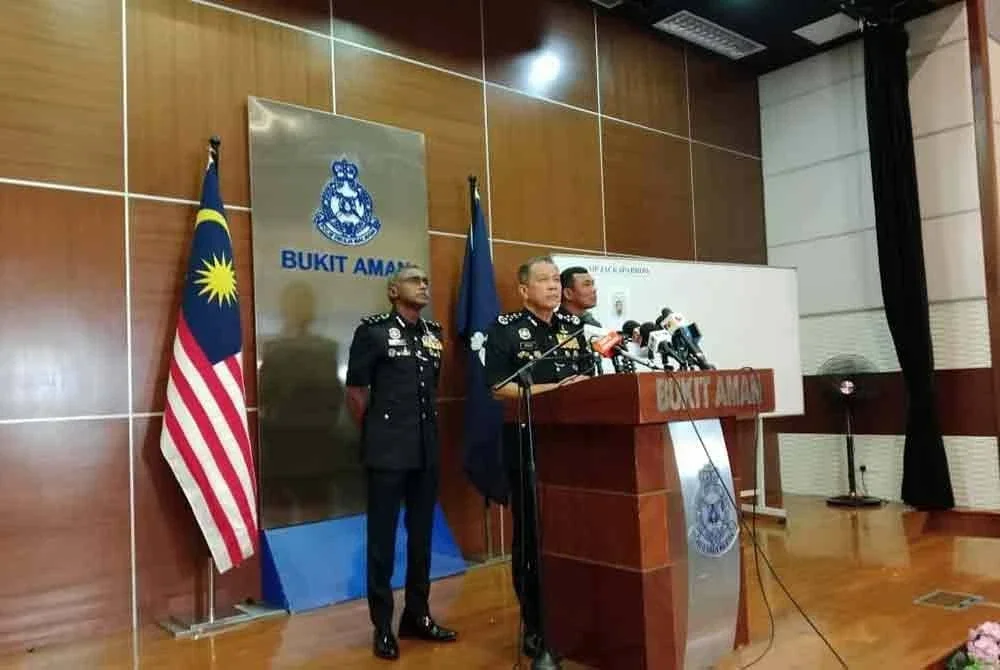 Mohd Khalid ketika sidang akhbar di Ibu Pejabat Polis Bukit Aman, Kuala Lumpur pada Rabu.