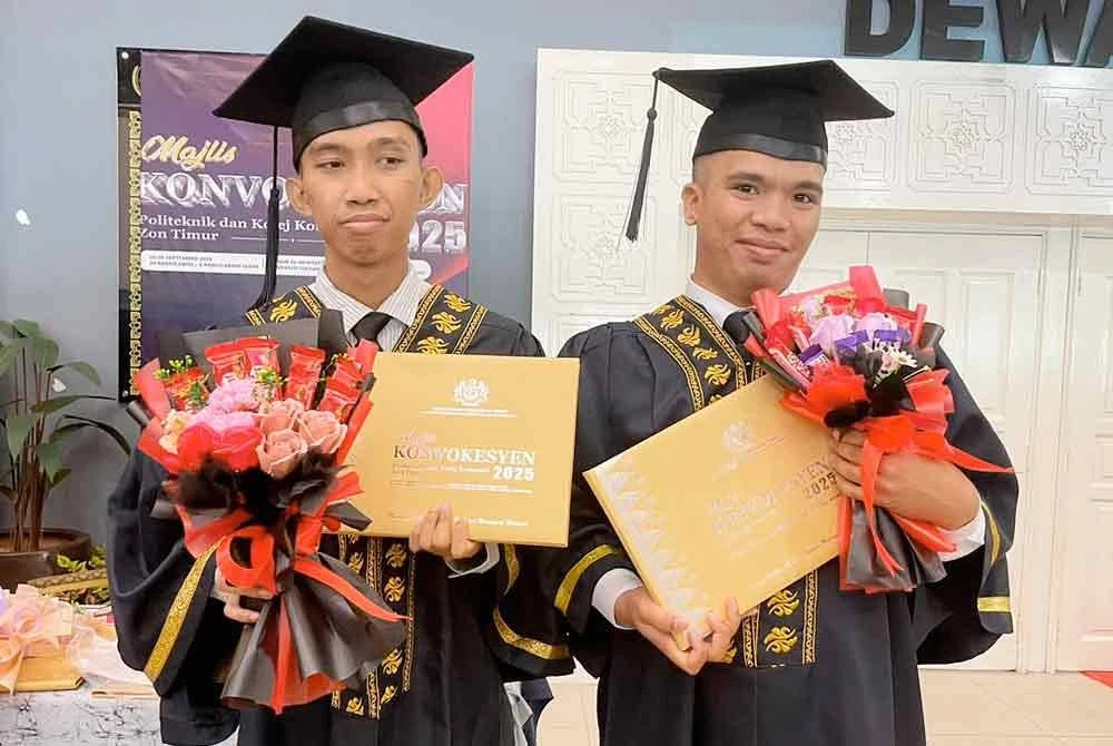 Muhammad Daniel Hakeem dan Nur Imadudin Zikry menunjukkan Sijil Asas Jahitan Kreatif diterima sempena Majlis Konvokesyen Politeknik dan Kolej Komuniti Zon Timur 2025 di Dewan Al-Muktafi Billah Shah, UniSZA.