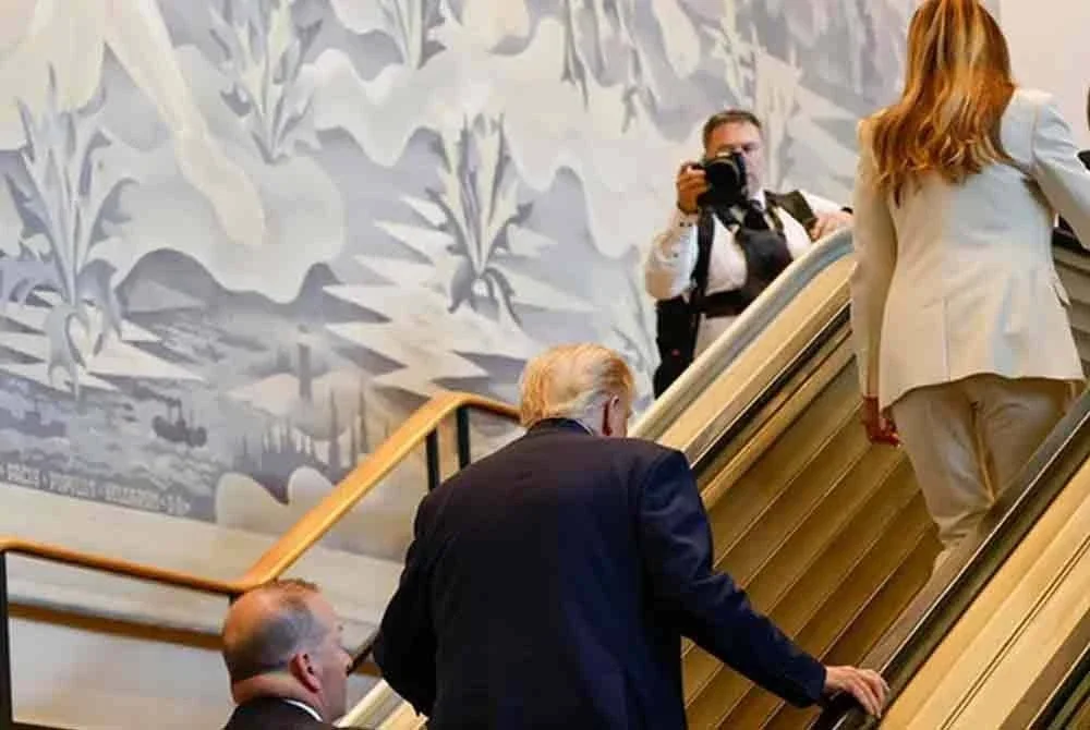 Trump bersama isteri, Melania menaiki eskalator yang terhenti ketika menuju ke Dewan Perhimpunan Agung di Ibu Pejabat PBB, New York. Foto Agensi