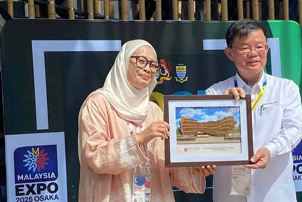 Timbalan Pengarah Pavillion, Nor Haslynda Wan Rahim menyampaikan cenderahati kepada kerajaan Pulau Pinang yang diwakili Kon Yeow berhubung penglibatan dalam penganjuran Ekspo Osaka 2025.