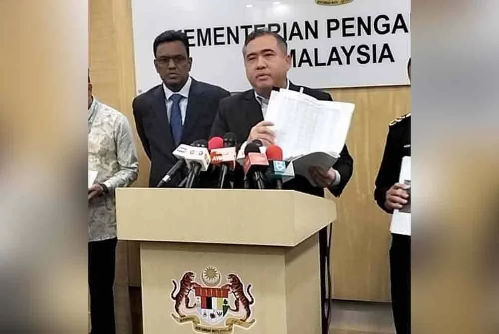 Anthony menunjukkan senarai nama pemilik kenderaan mewah yang gagal bayar cukai jalan ketika sidang akhbar di kementeriannya pada Rabu.