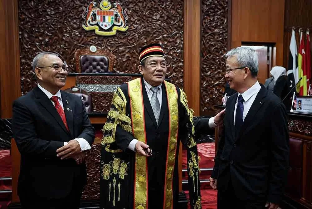 Awang Bemee (tengah) beramah mesra bersama Ahli Dewan Negara yang baharu dilantik, Keng Heng (kanan) dan Niran Tan Kran (kiri) selepas upacara mengangkat sumpah di Bangunan Parlimen hari ini. - Foto: Bernama