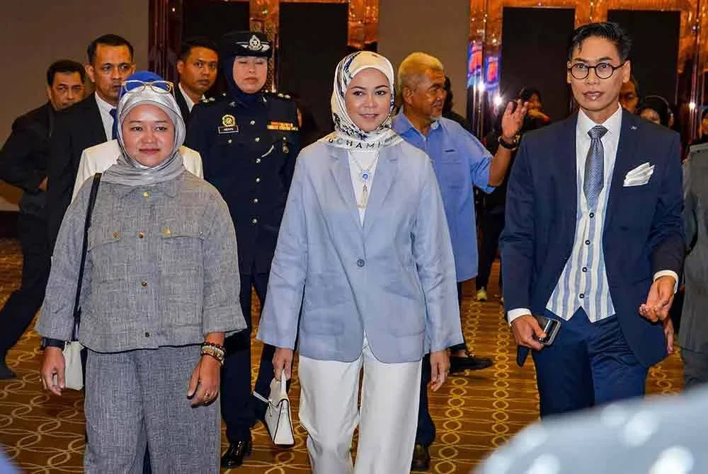 Tengku Permaisuri Norashikin (tengah) berkenan berangkat ke Majlis Kemuncak Festival TV PSS Peringkat Kebangsaan 2025 di Hotel Geno, hari ini sambil diiringi Farah (kiri) dan Editor Eksekutif Lifestyle Sinar Harian, Meen Tahir (kanan). - Foto: Bernama