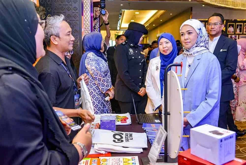 Tengku Permaisuri Norashikin (tengah) berkenan melawat reruai pameran Festival TV PSS pada Majlis Kemuncak Festival TV PSS Peringkat Kebangsaan 2025 di Hotel Geno hari ini. - Foto: Bernama