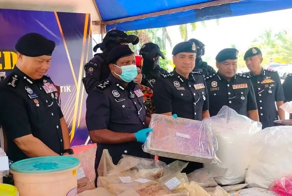 Hussein menunjukkan rampasan mesin membuat dadah selepas membongkar dua buah makmal haram memproses dadah jenis Erimin 5 di sekitar Senai.