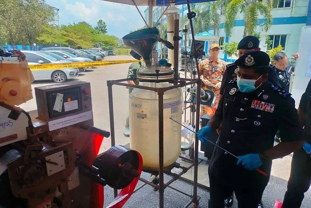 Hussein menunjukkan rampasan mesin membuat dadah selepas membongkar dua buah makmal haram memproses dadah jenis Erimin 5 di sekitar Senai.ba