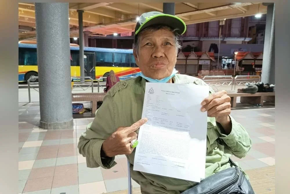 Mohamed Sedam menunjukkan laporan polis yang dibuat di Balai Polis Kulim, Kedah sebelum bertolak ke Kuala Terengganu.