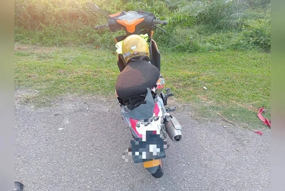 Keadaan motosikal mangsa selepas kemalangan.