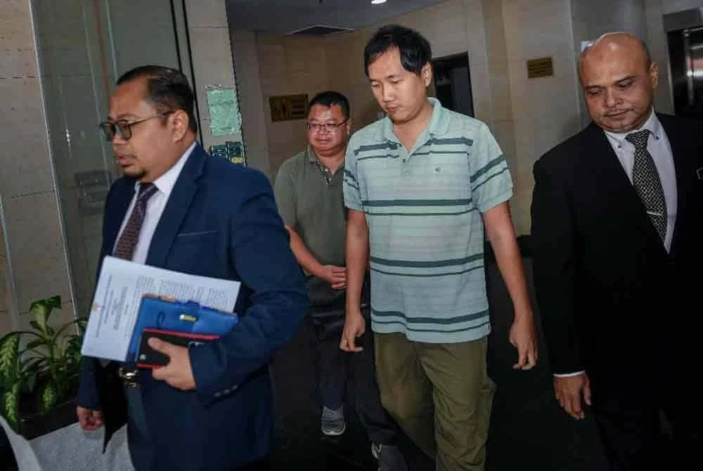 Seorang pemandu lori dan seorang pemilik perniagaan masing-masing didenda RM19,000 oleh Mahkamah Sesyen Ipoh kerana memiliki diesel tanpa lesen pada tahun lalu. Foto Bernama