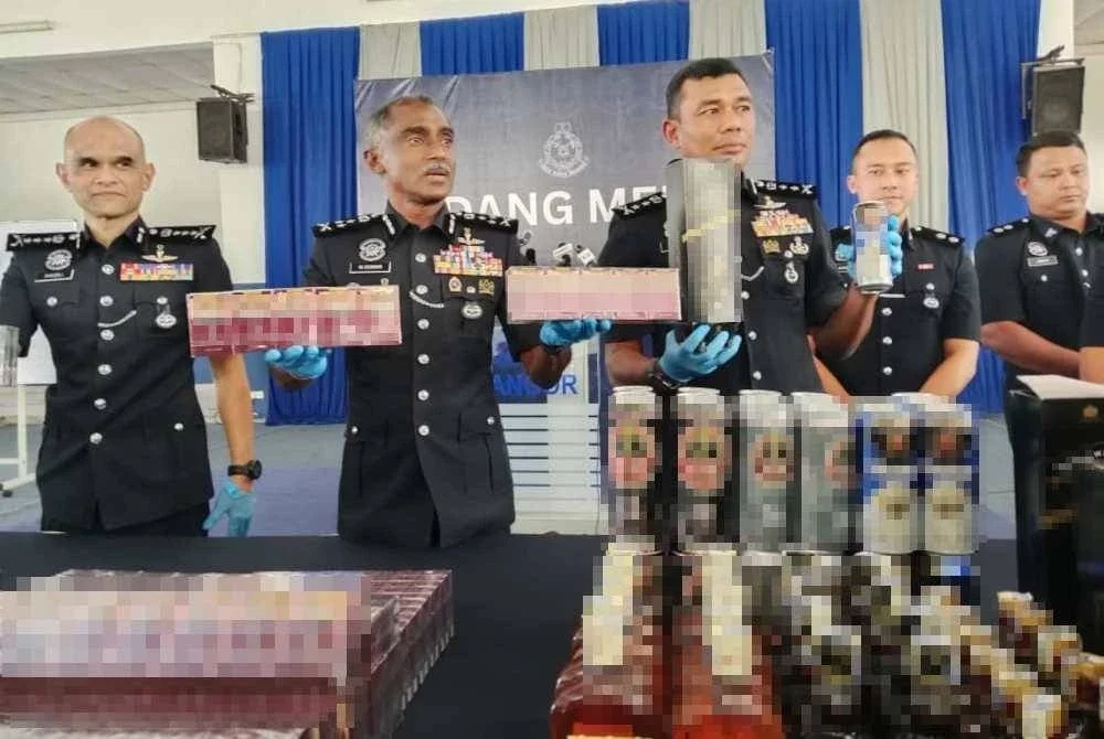 Kumar menunjukkan antara barangan yang dirampas dalam serbuan Ops Kontraban di Selangor dan Negeri Sembilan pada 18 hingga 22 September lalu.