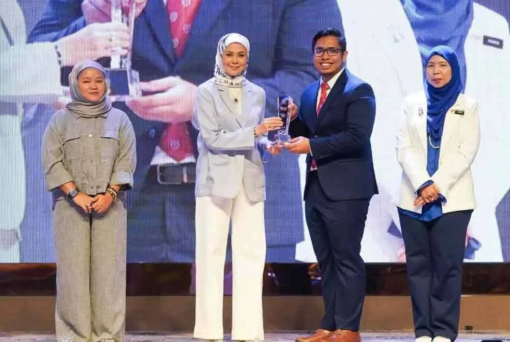 Tengku Permaisuri Selangor mencemar duli menyampaikan salah satu anugerah utama Festival TV PSS Sinar Bestari 2025. FOTO SINAR HARIAN/ROSLI TALIB