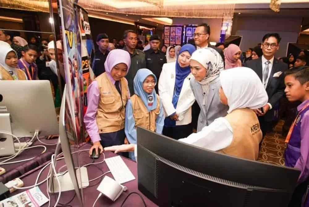 Tengku Permaisuri Norashikin berkenan melawat sekitar reruai pada Festival TV PSS Sinar Bestari Peringkat Kebangsaan 2025.