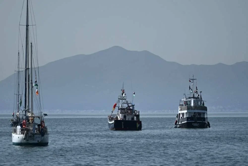 Kapal “Family” dari Global Sumud Flotilla berlabuh di perairan Sidi Bou Said, Tunisia, selepas dilaporkan diserang dron pada 9 September 2025. Foto AFP
