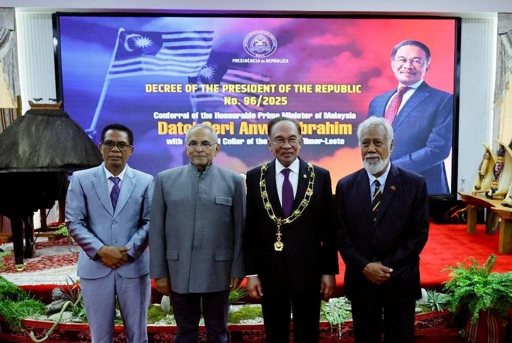 Anwar (dua, kanan) bergambar bersama Presiden Timor-Leste, José Manuel Ramos-Horta (dua, kiri) dan Perdana Menteri Kay Rala Xanana Gusmão (kanan) selepas menerima Anugerah Tertinggi ‘Grand Collar of the Order of Timor-Leste’. Foto Bernama