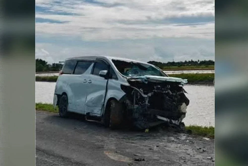 Toyota Alphard yang terhumban dalam sungai berjaya dinaikkan pada Rabu.