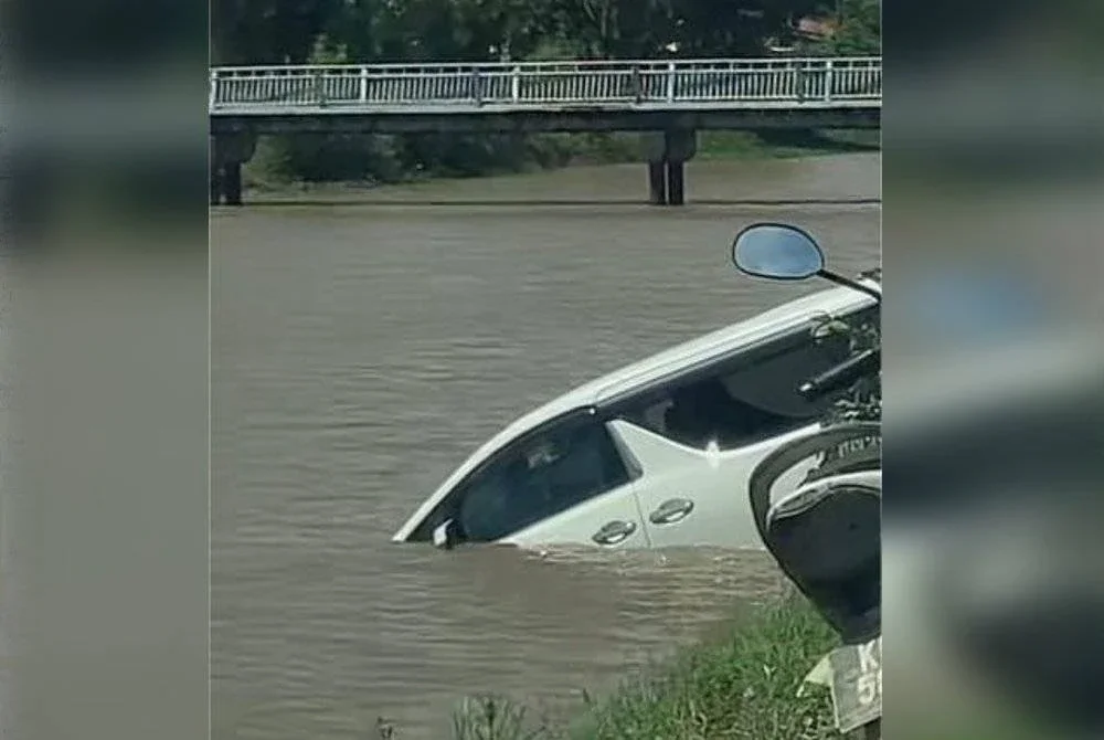 Toyota Alphard dari Kuala Sanglang, Perlis terbabas dan terhumban ke dalam sungai sebelum tenggelam.