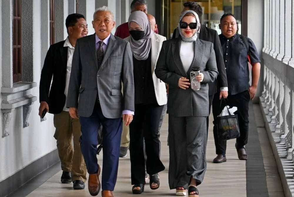 Bung Moktar (depan kiri) dan isteri, Zizie Izette (depan kanan) hadir di Mahkamah Sesyen pada Rabu bagi prosiding perbicaraan membela diri atas tiga pertuduhan rasuah berjumlah RM2.8 juta. Foto Bernama