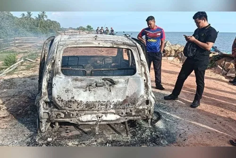 Jasad rentung ditemui dalam kereta yang terbakar di pantai Kampung Sungai Lurus, Batu Pahat pada petang Rabu. Foto tular
