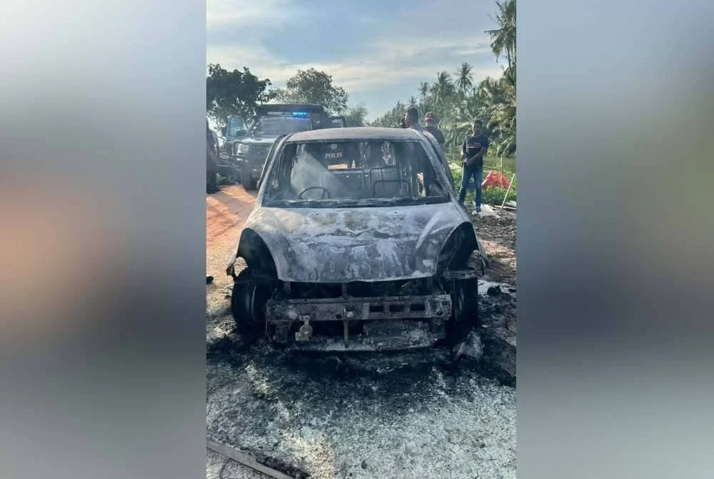 Keadaan kereta yang terbakar di pantai Kampung Sungai Lurus, Batu Pahat pada petang Rabu. Foto tular
