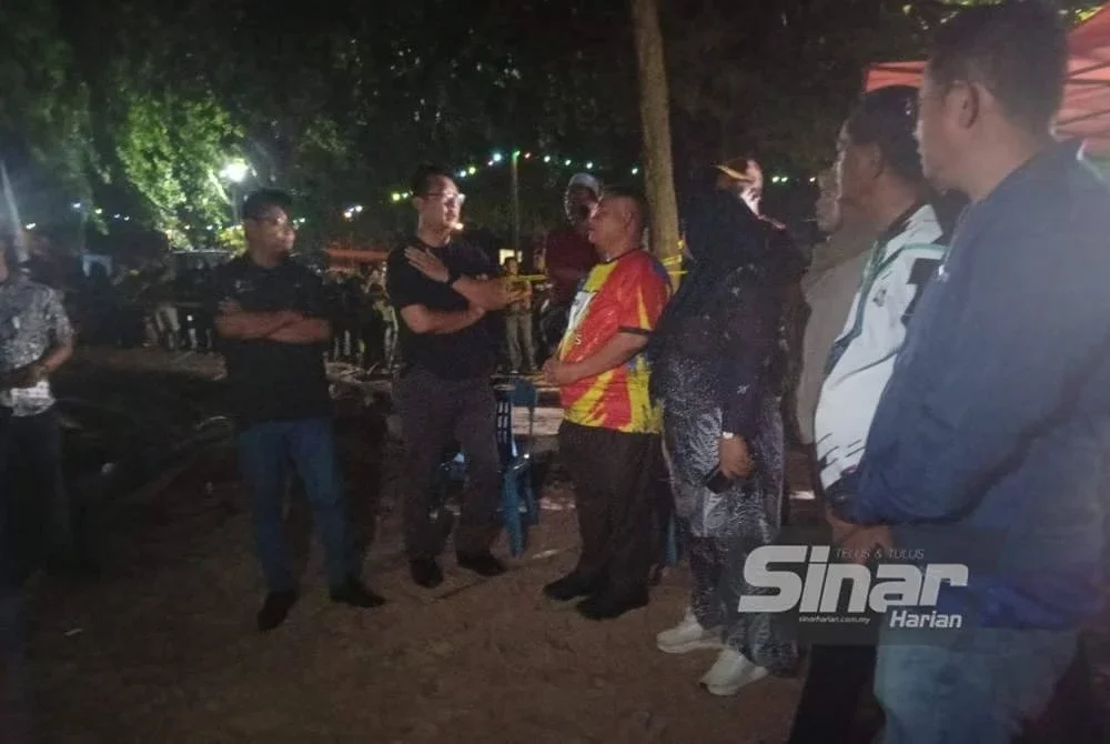 Rais (dua, kiri) ketika bertemu Christopher Patit untuk mendapatkan maklumat lanjut mengenai operasi mencari dan menyelamat mangsa lemas.