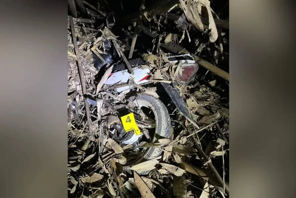 Motosikal antara yang ditemui pihak polis sebelum mayat mangsa ditemui tertanam di kawasan berhampiran kebun getah di Kampung Kitung, Keningau.