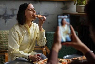 Kemunculan pempengaruh menambahkan lagi kerancakan budaya review dan rating. Gambar hiasan