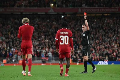 Tindakan Ekitike (kiri) membuka baju selepas menjaringkan gol mengundang padah apabila dilayangkan kad kuning kedua sekali gus dibuang padang dalam perlawanan Piala Liga menentang Southampton. - Foto: AFP