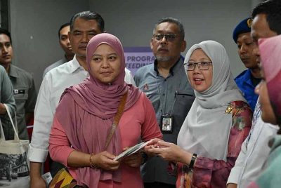 Dr Zaliha (empat dari kanan) menyerahkan sumbang tunai RM1,000 kepada salah seorang penerima yang terjejas akibat kejadian bumbung tercabut di PPR Seri Cempaka, Pantai Dalam, Kuala Lumpur.