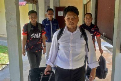 Kisah Putera Iman yang juga anak tunggal yatim piatu tular apabila gambarnya hadir seorang diri mendaftar sebagai mahasiswa baharu UUM dimuat naik menerusi laman Facebook rasmi universiti berkenaan.