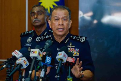 Mohd Khalid bercakap pada sidang media mengenai tangkapan Op Sparrow di Menara Bukit Aman. Foto Bernama