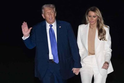 Trump dan Melania berjalan di South Lawn selepas turun dari helikopter Marine One setibanya mereka di White House selepas menghadiri sesi Perhimpunan Agung PBB di New York.
