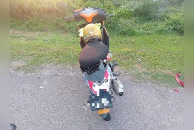 Keadaan motosikal mangsa selepas kemalangan.