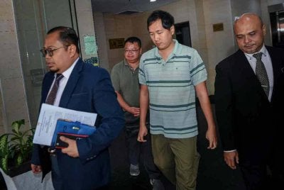 Seorang pemandu lori dan seorang pemilik perniagaan masing-masing didenda RM19,000 oleh Mahkamah Sesyen Ipoh kerana memiliki diesel tanpa lesen pada tahun lalu. Foto Bernama