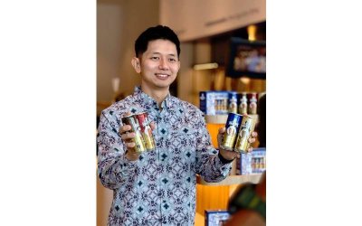 Chun How menunjukkan produk ZUS NGUPI Tin