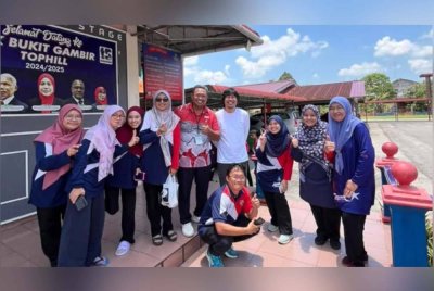 Jep dan Rahim turut meluangkan masa untuk beramah mesra dan bergambar bersama warga SK Bukit Gambar Tophill. Gambar/ SINAR
