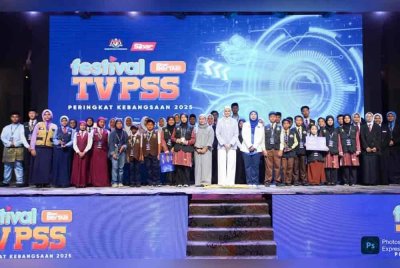 Tengku Permaisuri Norashikin berkenan merakam gambar beramai-ramai dengan peserta Festival TV PSS Sinar Bestari Peringkat Kebangsaan 2025.