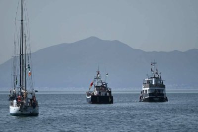 Kapal “Family” dari Global Sumud Flotilla berlabuh di perairan Sidi Bou Said, Tunisia, selepas dilaporkan diserang dron pada 9 September 2025. Foto AFP