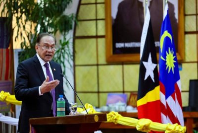 Anwar menyampaikan syarahan presiden sebelum menerima anugerah tertinggi ‘Grand Collar of the Order of Timor-Leste’ yang disampaikan Presiden Timor-Leste, José Manuel Ramos-Horta di Istana Presiden. Foto Bernama