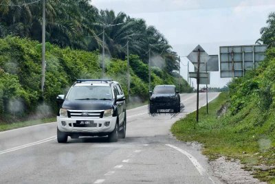 Sebuah kereta pacuan roda didapati mengekori kenderaan JPJ.