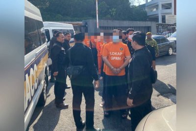 SPRM menahan reman 12 individu termasuk tujuh pegawai penguat kuasa kerana disyaki terbabit dalam sindiket counter setting bagi memudahkan kemasukan warga Indonesia ke negara ini.