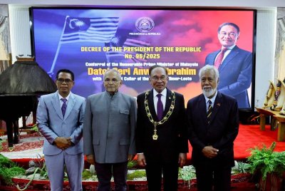 Anwar (dua, kanan) bergambar bersama Presiden Timor-Leste, José Manuel Ramos-Horta (dua, kiri) dan Perdana Menteri Kay Rala Xanana Gusmão (kanan) selepas menerima Anugerah Tertinggi ‘Grand Collar of the Order of Timor-Leste’. Foto Bernama