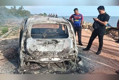 Jasad rentung ditemui dalam kereta yang terbakar di pantai Kampung Sungai Lurus, Batu Pahat pada petang Rabu. Foto tular