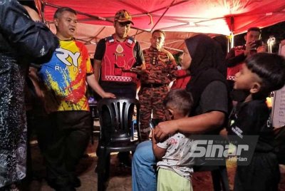 Rais (kiri) ketika bertemu dengan ibu kanak-kanak lelaki yang dokhuatiri lemas.