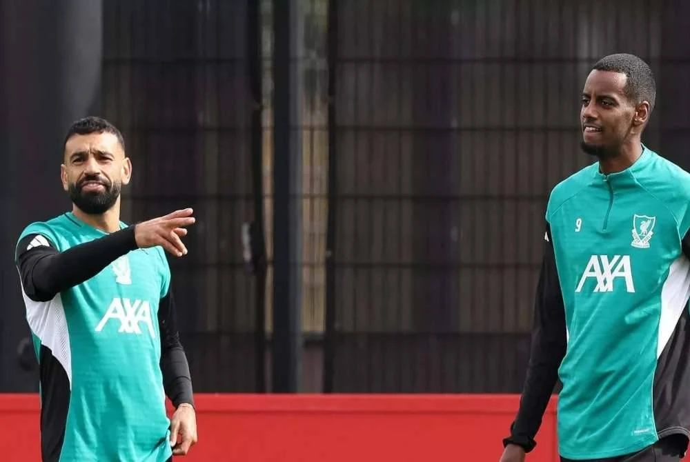 Rooney percaya Salah (kiri) akan tergugat dengan kehadiran Isak. Foto Agensi