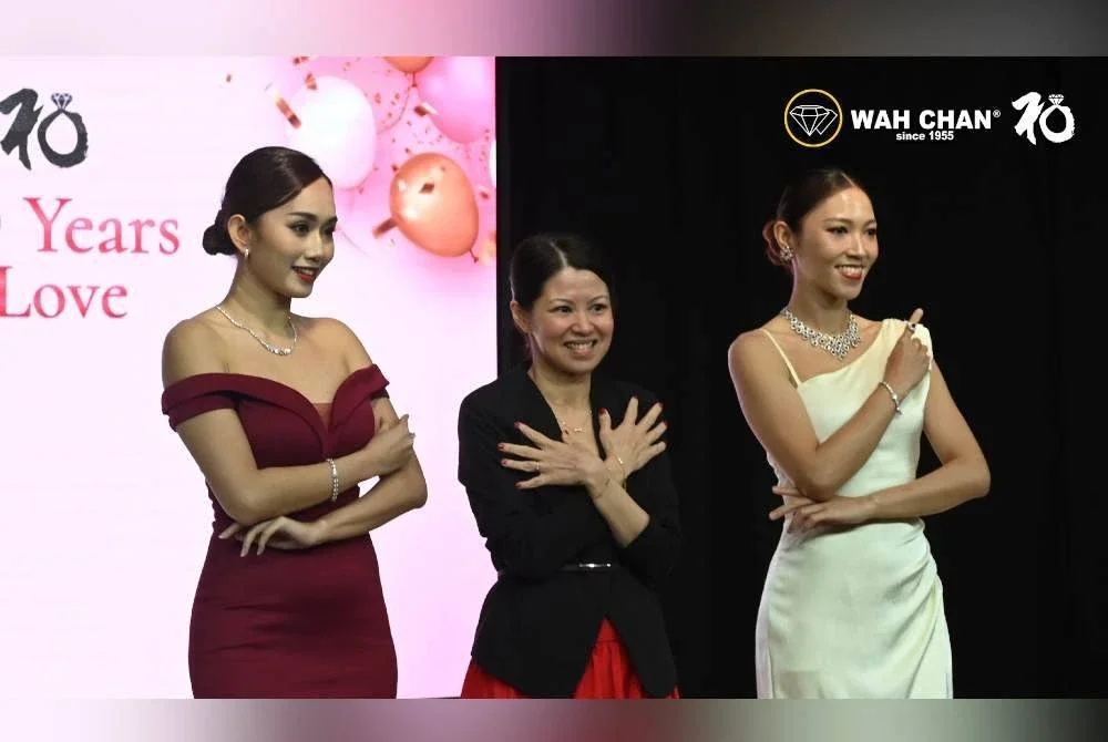 Amanda (tengah) melancarkan koleksi edisi khas Wah Chan iaitu Love Infinity yang bertemakan kasih sayang di Petaling Jaya pada Selasa.