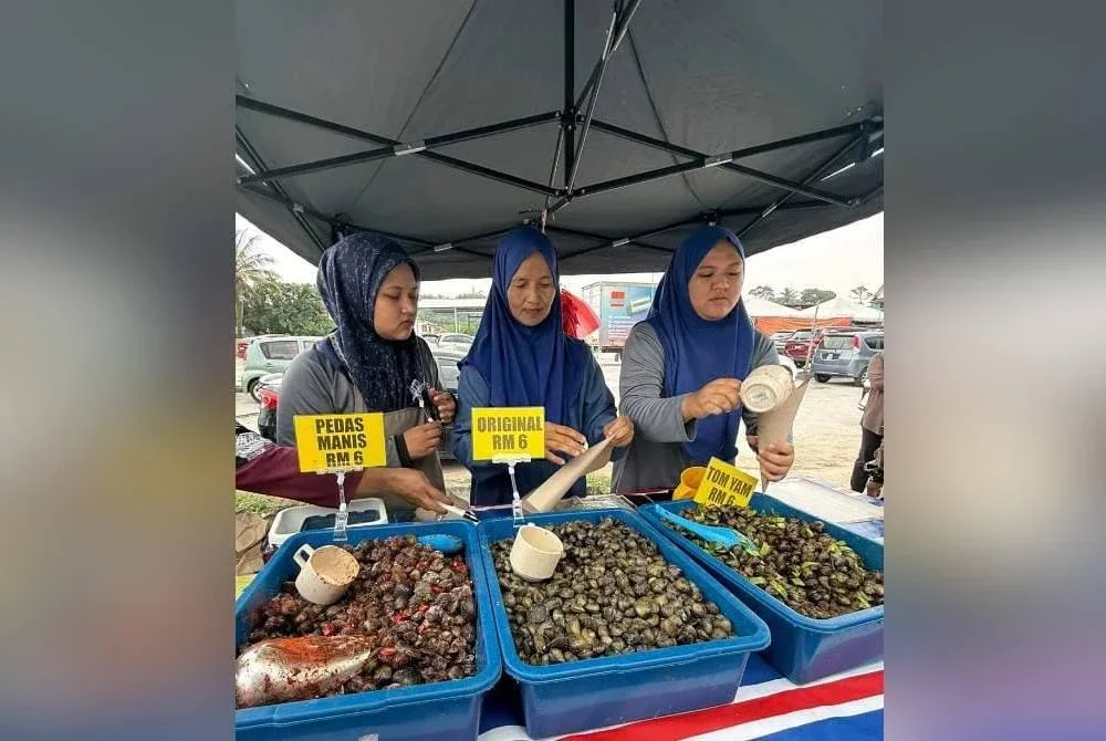 Wan Rosmani (tengah) berasal dari Kelantan sudah hampir 20 tahun berniaga etok namun peningkatan ketara hanya dirasai sejak kisahnya mendapat perhatian orang ramai di platform digital.