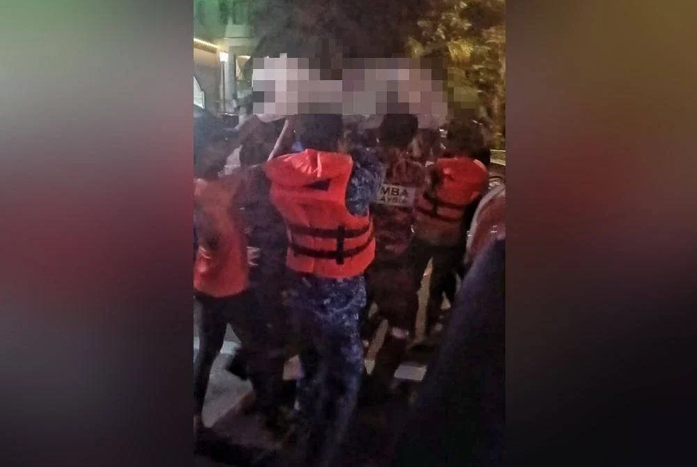 Anggota polis bersama agensi terlibat mengusung mayat mangsa ke dalam kenderaan polis.