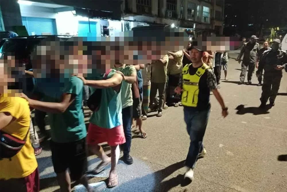 Antara warga asing ditahan untuk pemeriksaan dalam operasi bersepadu oleh Jabatan Imigresen Malaysia Selangor pada Rabu.