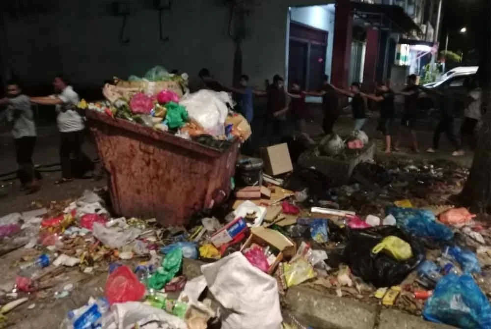 Terdapat warga asing yang sanggup bersembunyi dalam timbunan sampah bagi mengelak diberkas pihak berkuasa.