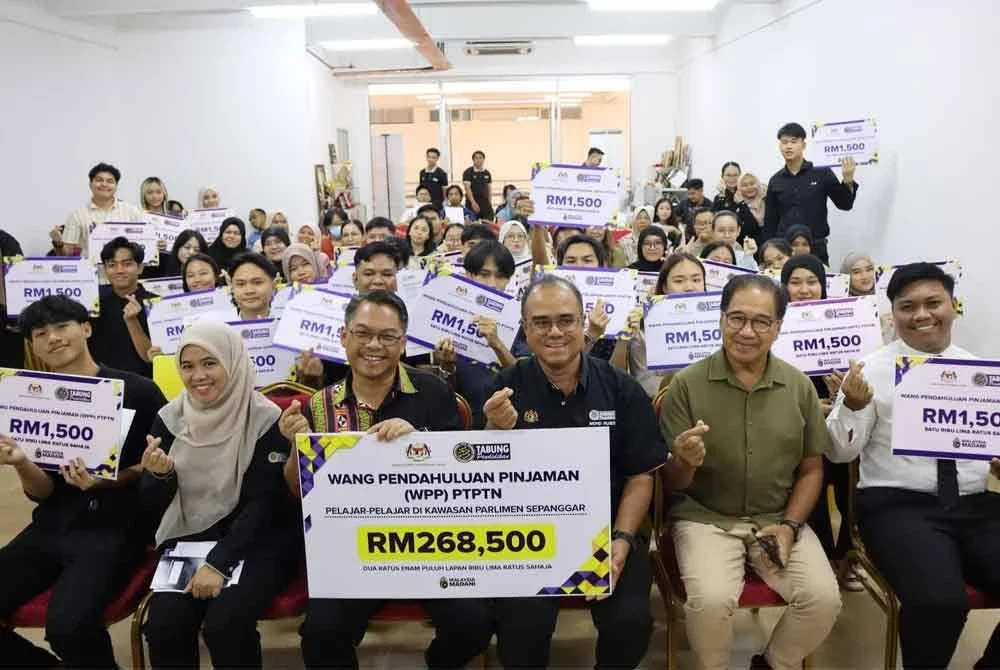 Penerima WPP bergambar bersama Timbalan Menteri Pendidikan Tinggi, Datuk Ts Mustapha Sakmud (tiga dari kiri) dan Pengurus Besar Kanan Jabatan Operasi Cawangan PTPTN Jabatan Operasi Cawangan PTPTN, Mohd Rusdi Ismail (tiga dari kanan) semasa majlis penyampaian WPP di Sepanggar, Sabah.